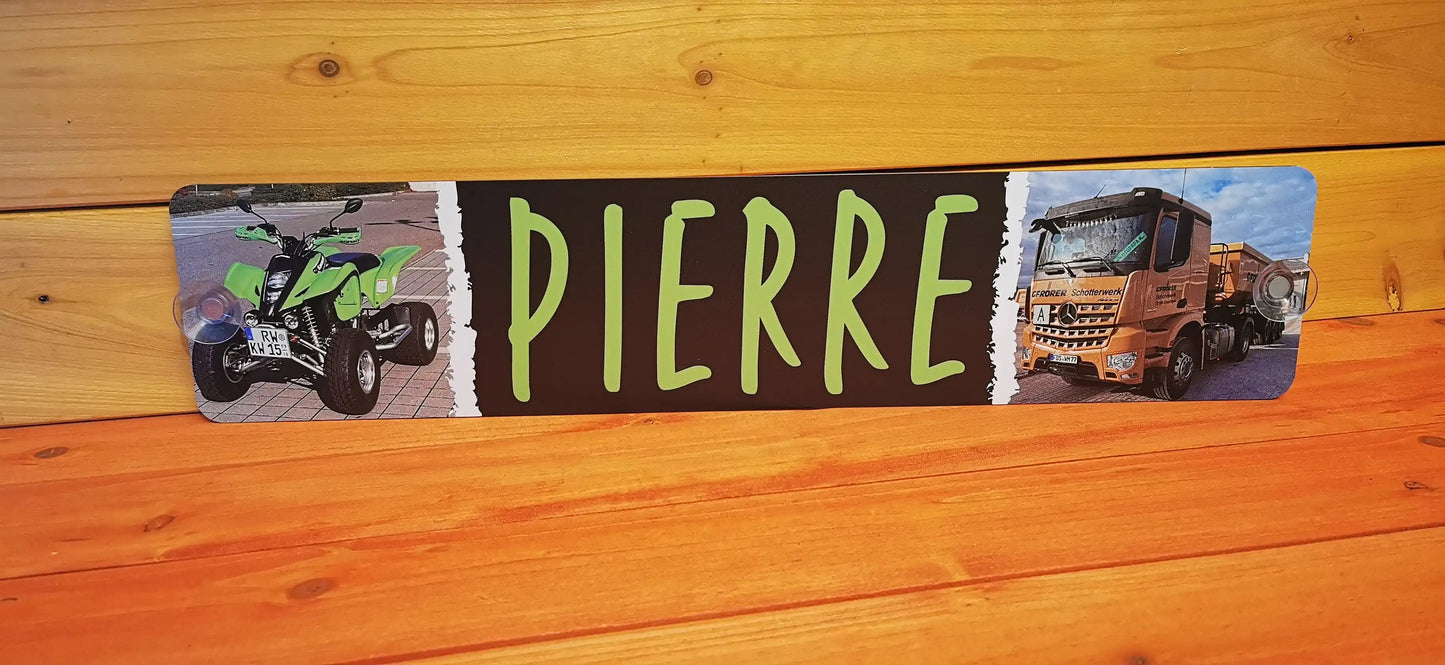 Individuelles LKW Namensschild mit 'Pierre', Motorrad und LKW, auf Alu-Verbundplatte gedruckt, auf Holzoberfläche.