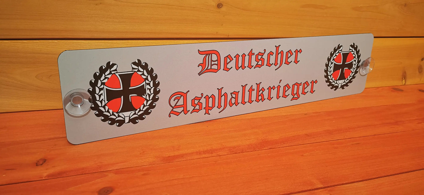 LKW Namensschild mit Schriftzug 'Deutscher Asphaltkrieger' aus Alu-Verbundplatte mit Saugnäpfen auf Holzoberfläche.
