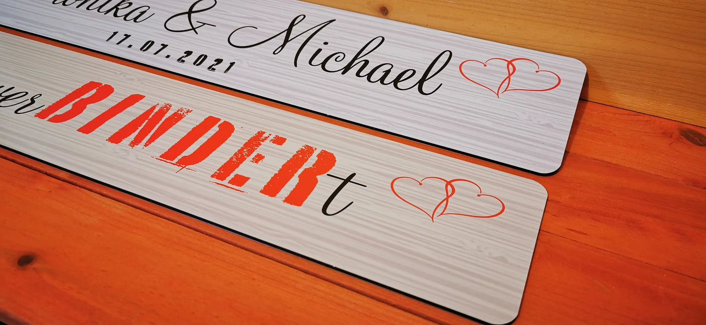 Custom wedding car license plates with names and hearts, perfect for memorable photos and decoration, made from durable Alu-Dibond.