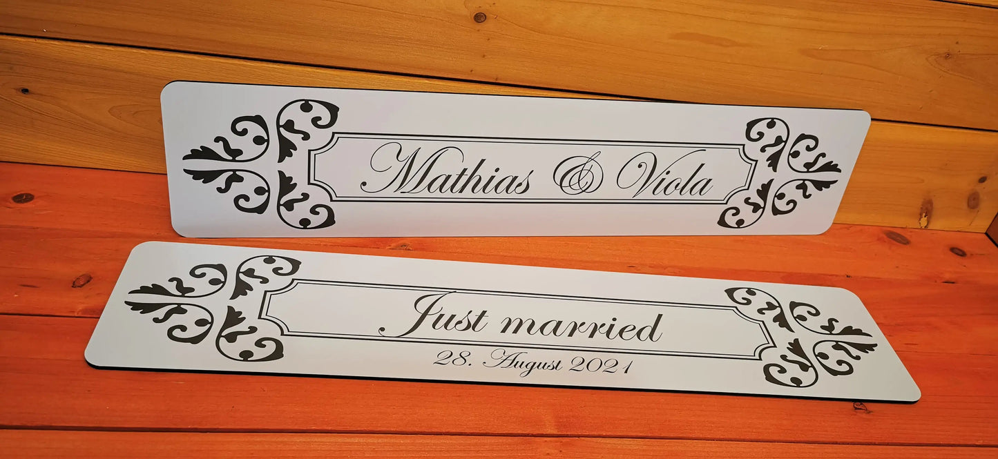 Elegante Autokennzeichen mit 'Just Married' Schriftzug für Hochzeitswagen, individuell gestaltbar, auf edlem Holzuntergrund präsentiert.