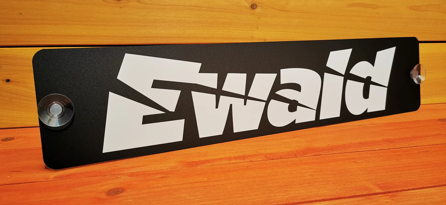 Individuelles LKW Namensschild aus 3 mm Alu-Verbundplatte mit Saugnäpfen, edel gestaltet. Ideal für den LKW Frontscheibenanbau.