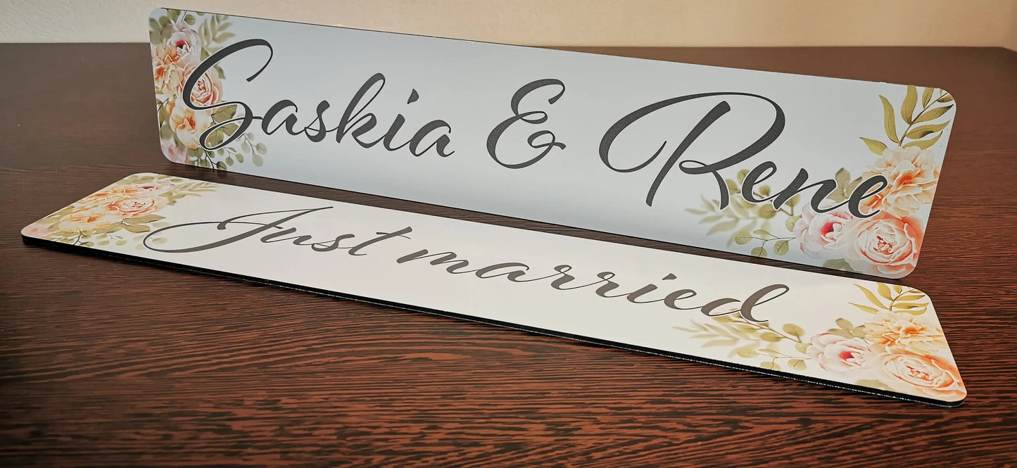 Hochzeitsautoschmuck: Individuell bedruckte Autokennzeichen aus Alu-Dibond mit floralen Motiven und "Just married" Schriftzug.