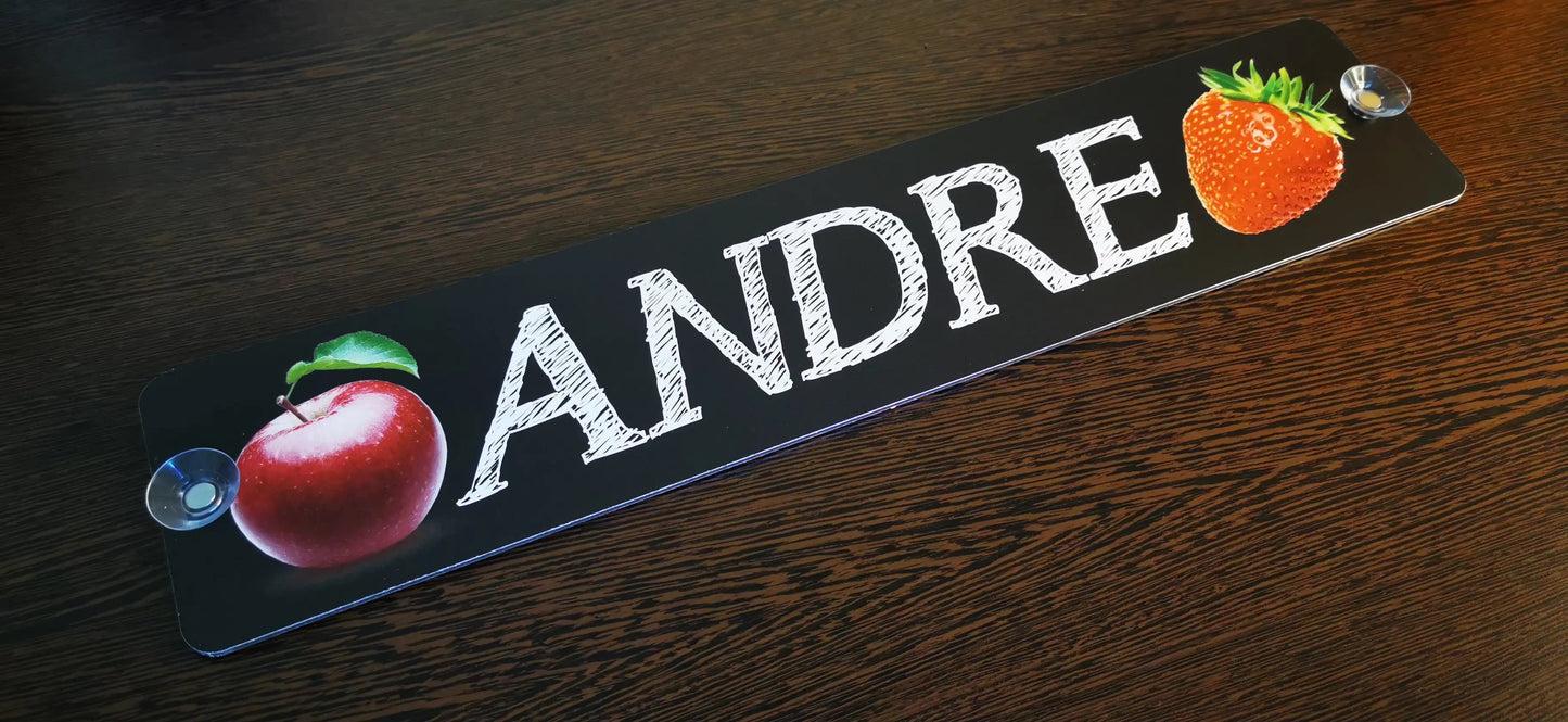 Individuelles LKW Namensschild mit "ANDRE" und Fruchtmotiven, gedruckt auf Alu-Verbundplatte, mit Saugnäpfen zur Befestigung.