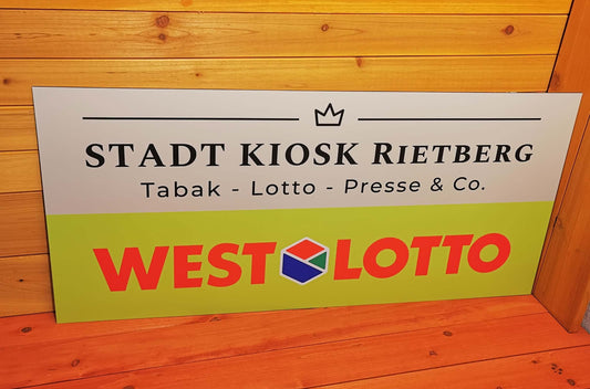 Werbeschild für Stadt Kiosk Rietberg mit WestLotto-Logo auf Holzhintergrund präsentiert.