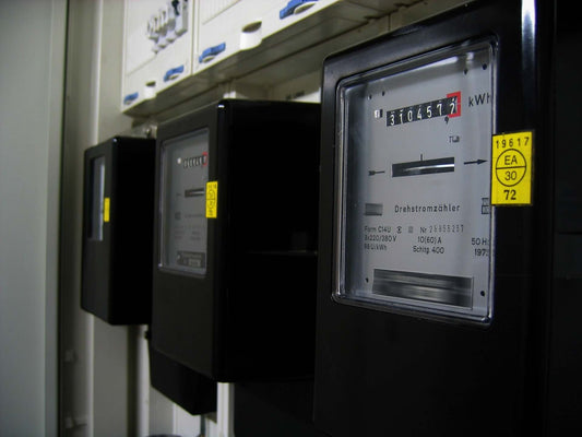 Elektrizitätszähler in einem Haus | Stromanbieter wechseln und sparen