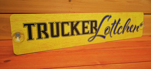 Unbeleuchtetes LKW Namensschild mit Trucker-Lottchen Motiv in Gelb.