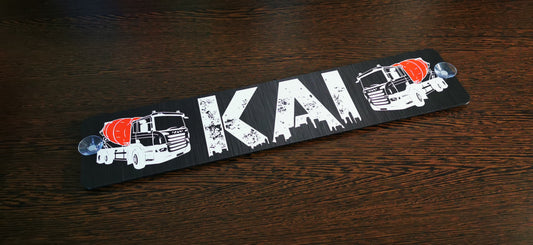Individuell gestaltetes LKW Namensschild 'KAI' auf Holzuntergrund, unbeleuchtet