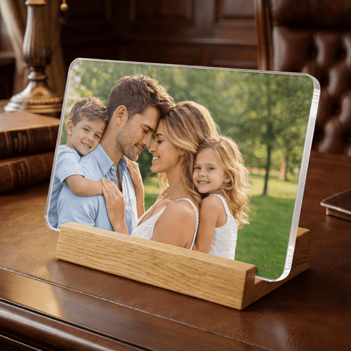 Acrylglas Tischaufsteller mit Foto und Holzfuß – Stimmungsbild