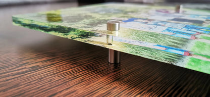 Nahaufnahme eines individuellen Acrylglasschilds, elegant auf Holzoberfläche montiert, ideal als Fotogeschenk oder Auszeichnung.