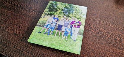 Acrylglasplatte mit Familienfoto als zeitloses Fotogeschenk auf Holztisch