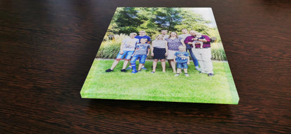 Stilvolles individuelles Acrylglasschild mit Familienfoto, ideales Fotogeschenk auf Holztisch platziert.