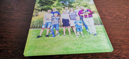Acrylglasplatte als Fotogeschenk mit einer Familienaufnahme, perfekt als langlebiges und persönliches Geschenk.