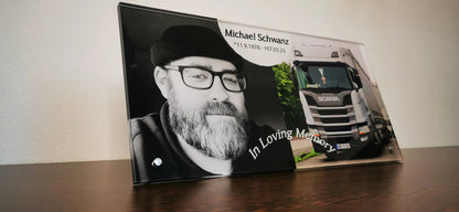 Personalisiertes Trauerbild aus Acrylglas mit Foto eines Mannes und Lastwagens, "In Loving Memory" Gravur, modernes Gedenkgeschenk