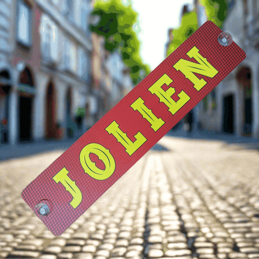 LKW-Namensschild 'JOLIEN' als B-Ware, direkt auf Alu-Verbundplatte gedruckt, mit Saugnäpfen, kräftige gelbe Schrift auf rotem Hintergrund.