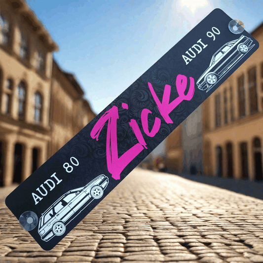 LKW-Namensschild 'Zicke' in Schwarz mit rosa Schrift und Autosymbolen, B-Ware, 520x112mm mit Saugnäpfen auf Alu-Verbundplatte