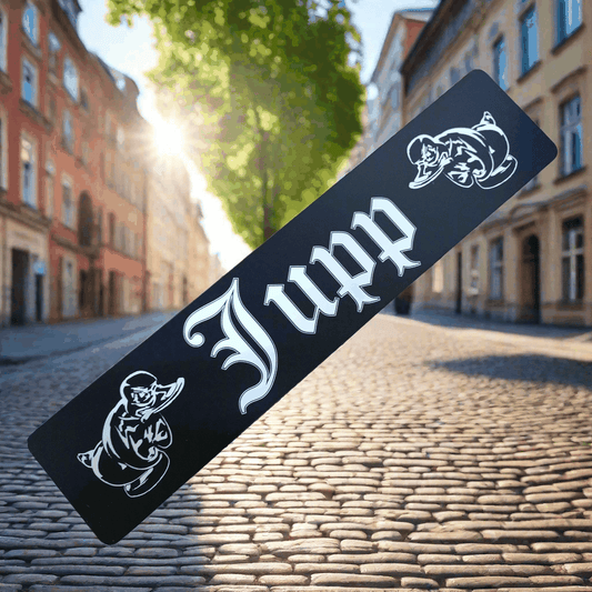 LKW-Namensschild 'Jupp' aus Alu-Verbundplatte mit Saugnäpfen, in einer Altstadtstraße bei Sonnenschein fotografiert, B-Ware.
