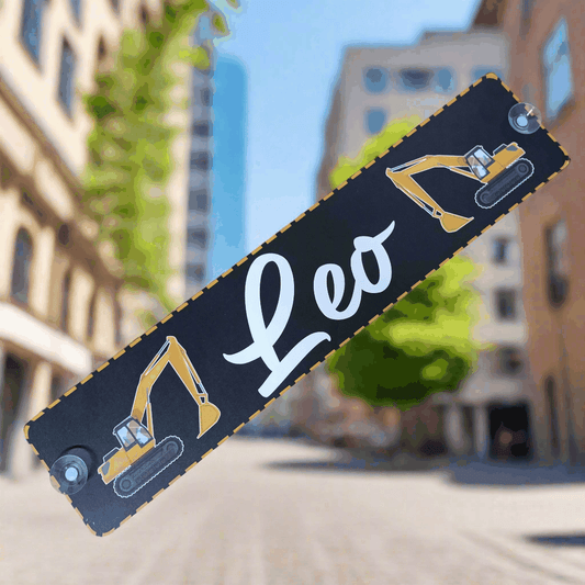 LKW-Namensschild 'Leo' aus Alu-Verbundplatte mit Bagger-Motiv, inklusive Saugnäpfe, B-Ware, Sonderpreis, 520x112mm.