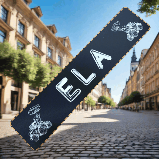 LKW-Namensschild "ELA" als B-Ware, hergestellt aus 3mm Alu-Verbundplatte mit Saugnäpfen, liegend auf gepflasterter Straße.