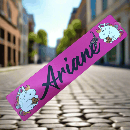 LKW-Namensschild 'Ariane' in Magenta mit Einhornmotiven, gedruckt auf Alu-Verbundplatte, B-Ware mit Saugnäpfen, reduziert im Preis.