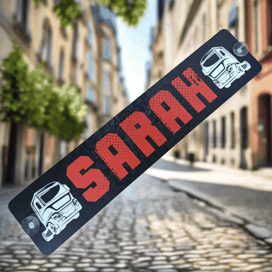 LKW-Namensschild "SARAH" in B-Ware, bedruckt auf Alu-Verbundplatte mit Saugnäpfen, Sonderpreis, Abbildung vor städtischer Kulisse