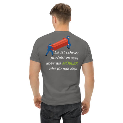Graues Herren-T-Shirt von MÖBLER mit Grafik und Spruch ‚Es ist schwer perfekt zu sein, aber als MÖBLER bist du nah dran.‘