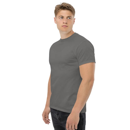 Männer in grauem Klassisches Herren-T-Shirt aus 100 % Baumwolle, sitzt gut und ideal für Lagenlooks. Trendsicher für Herrenmode.