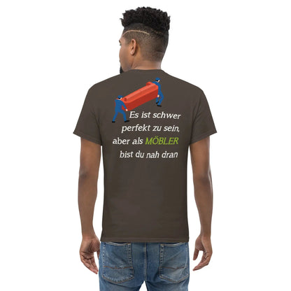 Rückansicht eines Mannes in einem braunen T-Shirt mit Möbelmotiv und humorvollem Spruch, klassisches Herren-T-Shirt für MÖBLER.