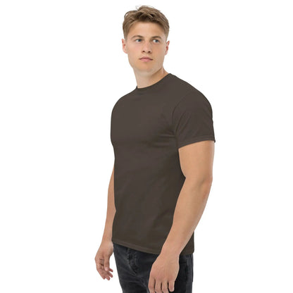 Mann trägt klassisches Herren-T-Shirt aus 100% Baumwolle, ideal für strukturierte Looks und Layering, in einem modernen Stil.