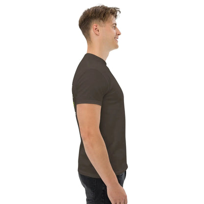 Side profile of a man wearing a classic brown men's T-shirt made of 100% cotton, ideal for layering and featuring a structured look.