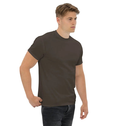 Man wearing a classic men's T-shirt in dark color made from 100% cotton, offering a structured look, by MÖBLER brand.