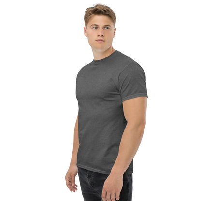 Herren-Modell trägt graues klassisches Herren-T-Shirt von MÖBLER aus 100 % Baumwolle, ideal für stilvolle Lagenlooks.