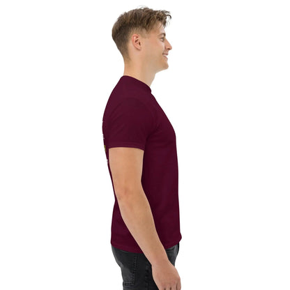 Möbler klassisches Herren-T-Shirt aus 100% Baumwolle in Burgunderrot, Seitenansicht für Lagenlooks, modernes Mode-Statement.