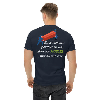 Rückansicht eines Mannes im klassischen Herren-T-Shirt von MÖBLER mit humorvoller Aufschrift zum Thema Möbeltragen.