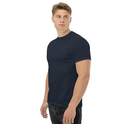 Klassisches Herren-T-Shirt für MÖBLER in Navy, 100% Baumwolle, ideal für Lagenlooks, modelliert von einem Mann in lässiger Pose.