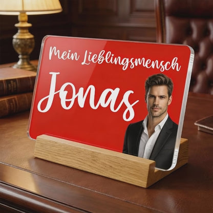 Acrylglas-Tischaufsteller mit Holzfuß – individuell gestaltbar