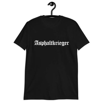Kurzärmeliges Unisex-T-Shirt 'Asphaltkrieger' in Schwarz mit weißen Buchstaben, auf einem Kleiderbügel.