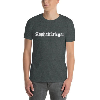 Unisex T-Shirt mit 'Asphaltkrieger' Motiv in Dunkelgrau, doppelte Nähte, aus ringgesponnener Baumwolle, komfortabel und langlebig.