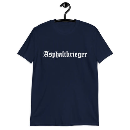 Kurzärmeliges Unisex-T-Shirt 'Asphaltkrieger' in Dunkelblau auf Kleiderbügel, weiche Baumwolle, langlebig für täglichen Komfort.