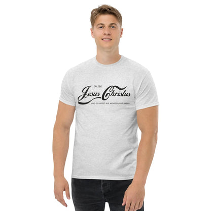 Man wearing a white T-shirt with the phrase 'Erlebe Jesus Christus und du wirst nie mehr Durst haben' printed in black.