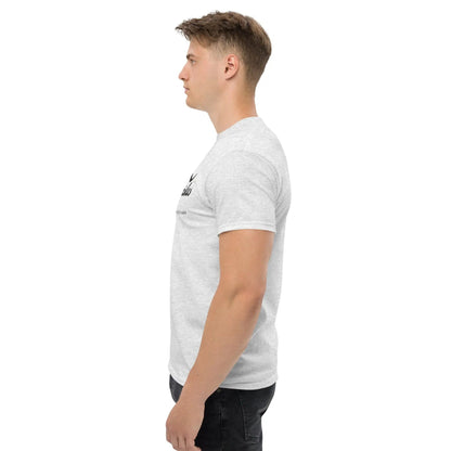 Side view of a man wearing a white T-shirt featuring the text 'Erlebe Jesus Christus und du wirst nie mehr Durst haben.'