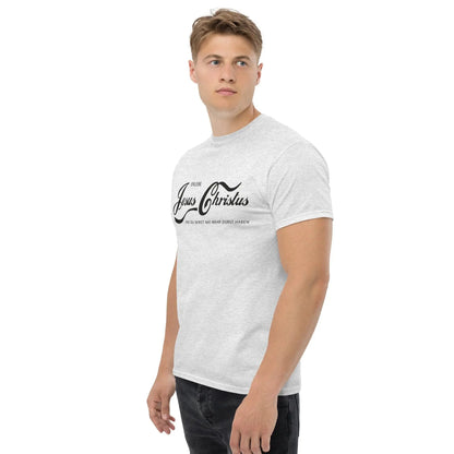 Model wearing a unisex T-shirt with the text 'Erlebe Jesus Christus und du wirst nie mehr Durst haben', made of 100% cotton.