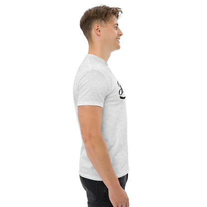 Side view of a man wearing a white T-shirt with "Erlebe Jesus Christus und du wirst nie mehr Durst haben" printed on the front.
