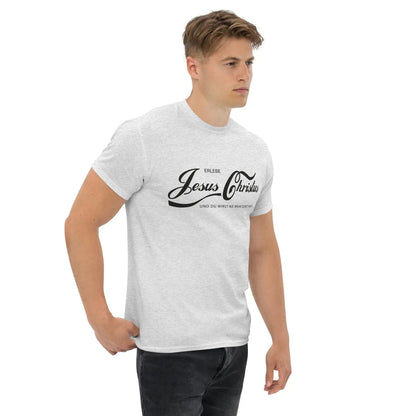 Man wearing a T-Shirt with 'Erlebe Jesus Christus' slogan, expressing faith and style in a casual, inspirational design.