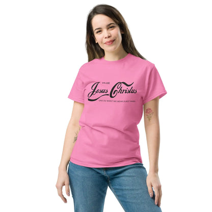Woman wearing pink T-shirt with 'Erlebe Jesus Christus und du wirst nie mehr Durst haben' text, showcasing faith-inspired design.