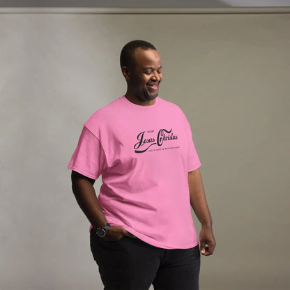 Person wearing pink t-shirt with "Erlebe Jesus Christus und du wirst nie mehr Durst haben" design.