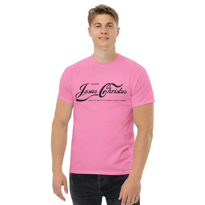 Man wearing a pink T-shirt with 'Erlebe Jesus Christus und du wirst nie mehr Durst haben' printed, symbolizing faith declaration.