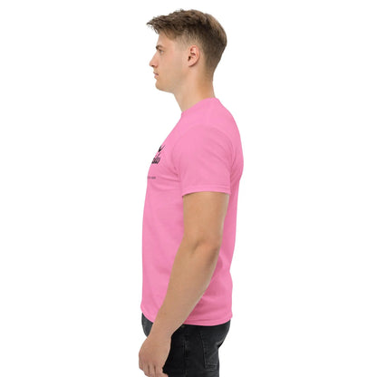 Side view of a male model wearing a pink T-shirt with 'Erlebe Jesus Christus und du wirst nie mehr Durst haben' printed on the front.