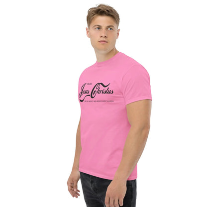 Man wearing pink T-shirt with 'Erlebe Jesus Christus und du wirst nie mehr Durst haben' text, showcasing Christian faith statement.