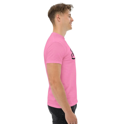 Side view of model wearing pink T-shirt with 'Erlebe Jesus Christus und du wirst nie mehr Durst haben' design.