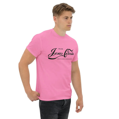 Man wearing pink T-shirt with 'Erlebe Jesus Christus und du wirst nie mehr Durst haben' text, standing against white background.